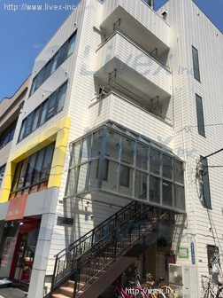 トム