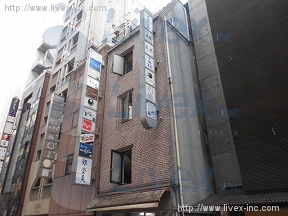 平つか