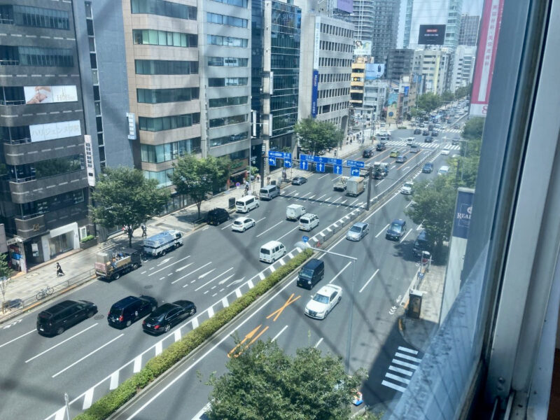 表参道駅徒歩1分、青山通り沿いの居抜きオフィス