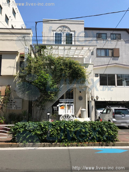 プロヴァンスの白い家ビル