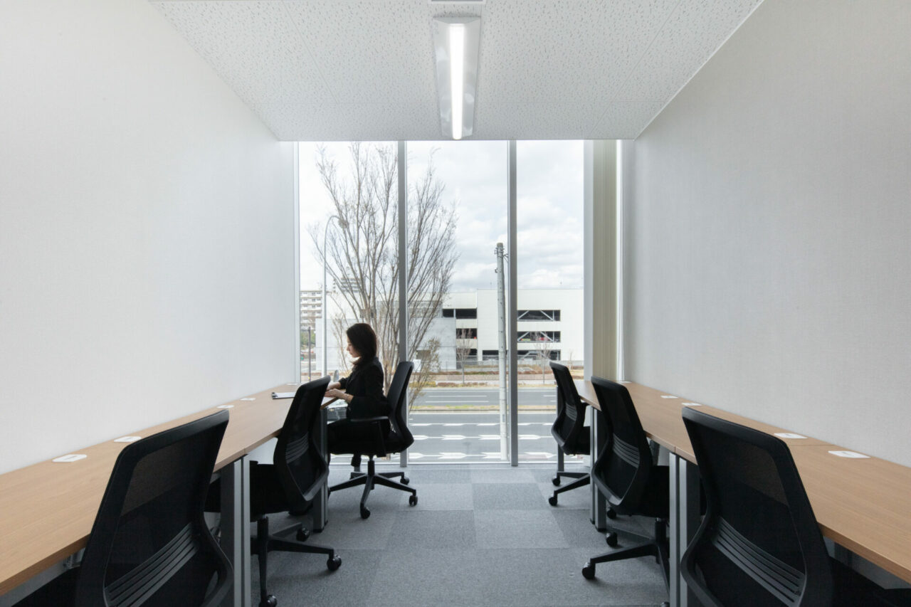 RegusTsukuba_Private office2 with people