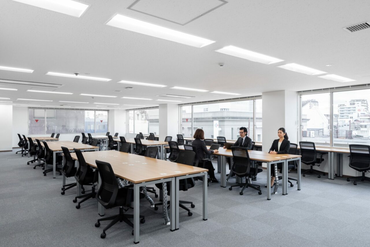 Regus_HimejiEkimae_Exective office_Withpeople_1