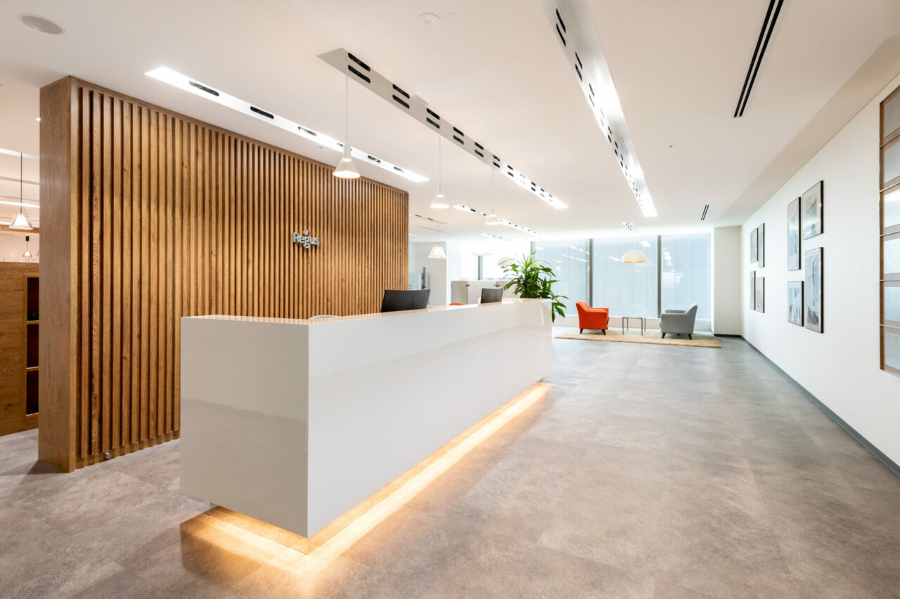 Regus_RegusHiroshimaEkimae_Reception without people