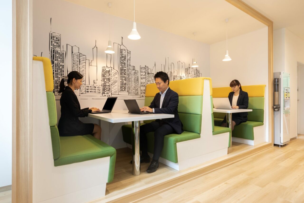 Regus_RegusOkayamaAcrossCube_BusinessLounge_withpeople