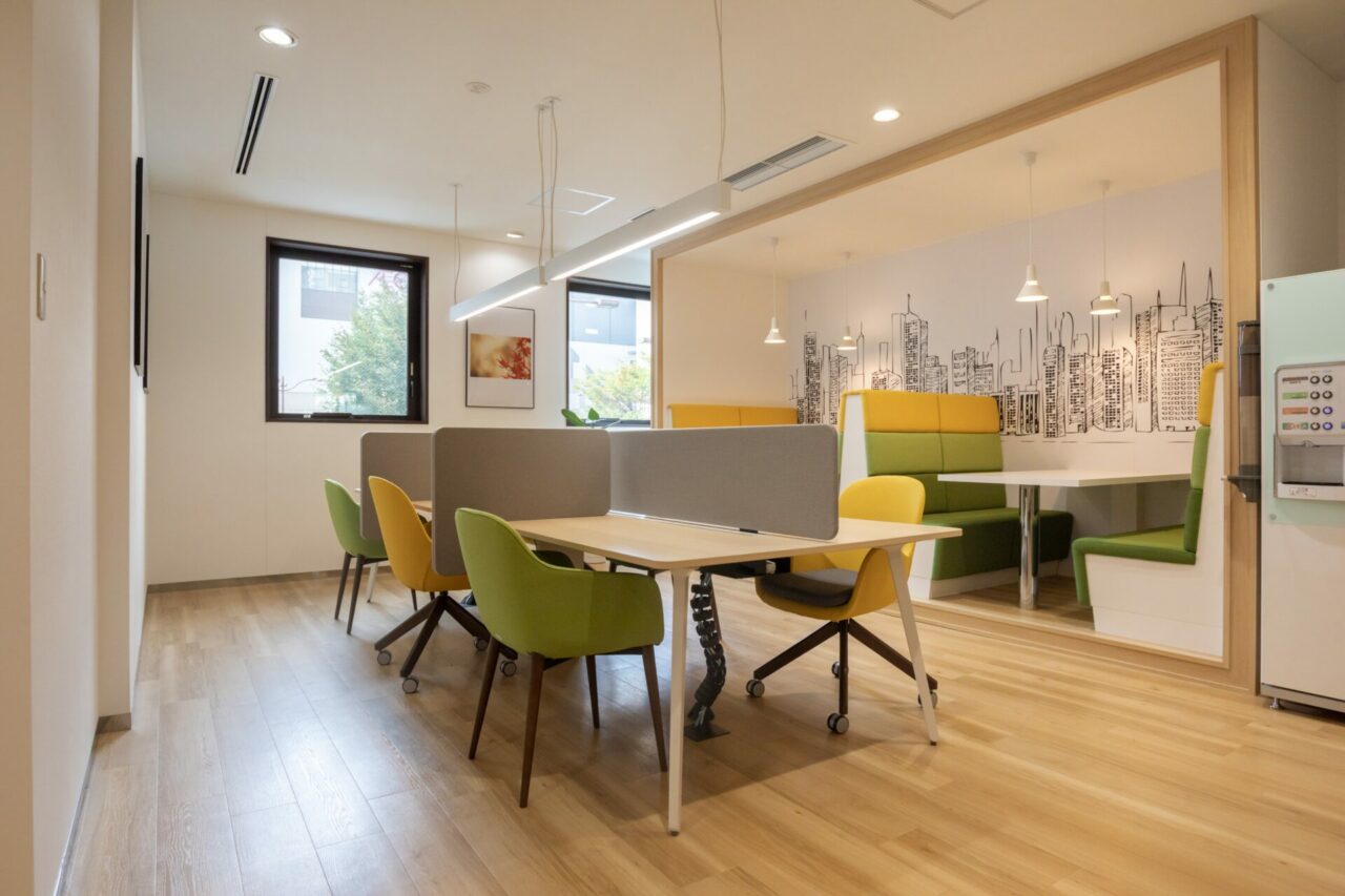 Regus_RegusOkayamaAcrossCube_Coworkingarea_withoutpeople_1