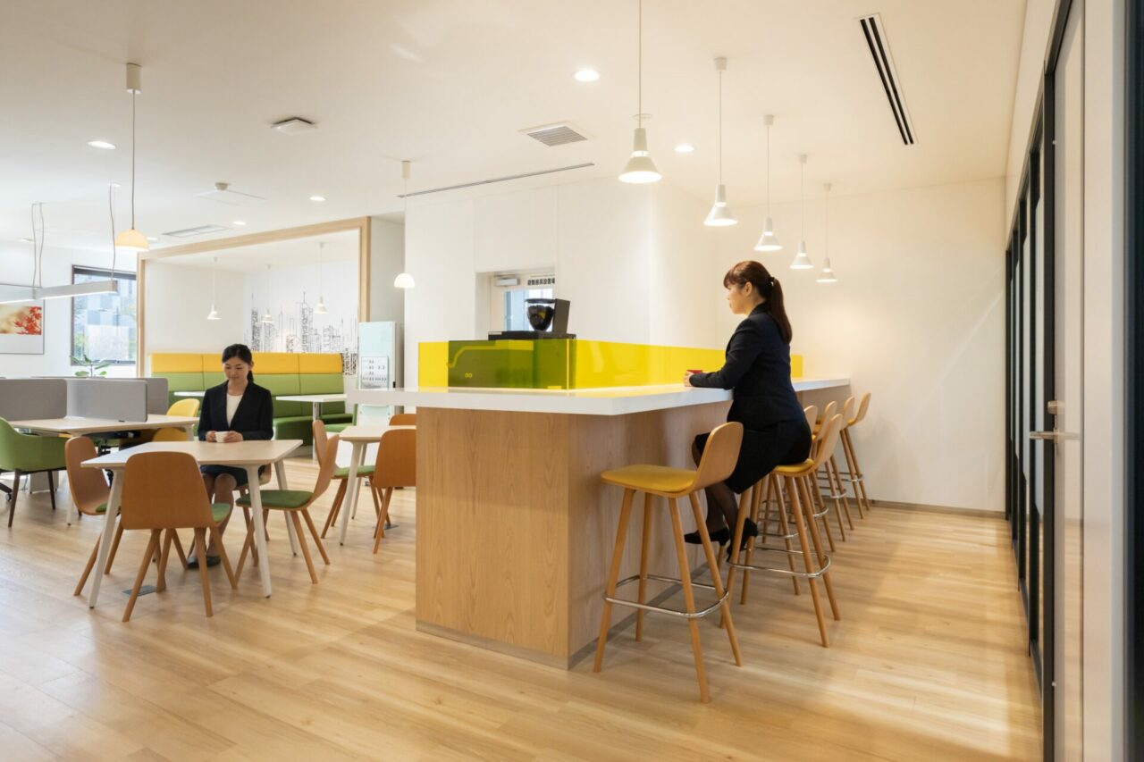 Regus_RegusOkayamaAcrossCube_coffeemachinearea_withpeople1