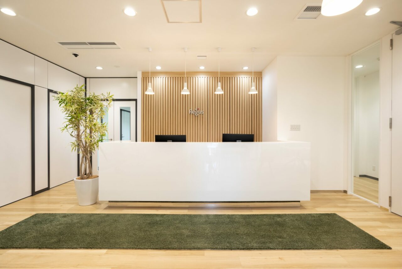 Regus_RegusOkayamaAcrossCube_reception_withoutpeople2