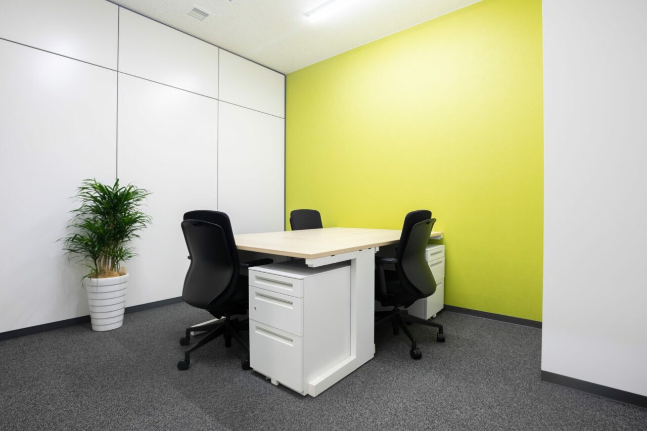 Regus_RegusOkayamaAcrossCube_smalloffice4_withoutpeople