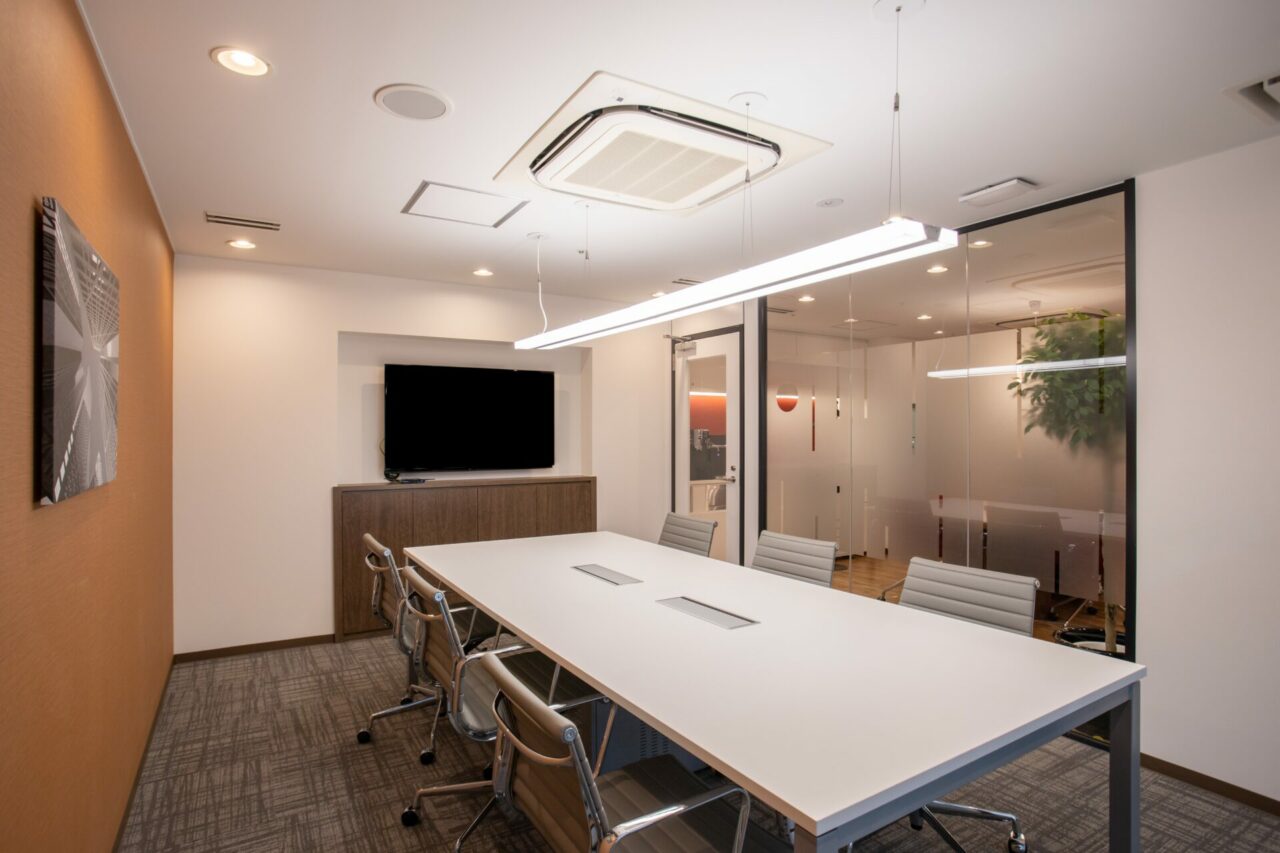 RegusAkita_Large meeting room_Komachi_Withoutpeople-08
