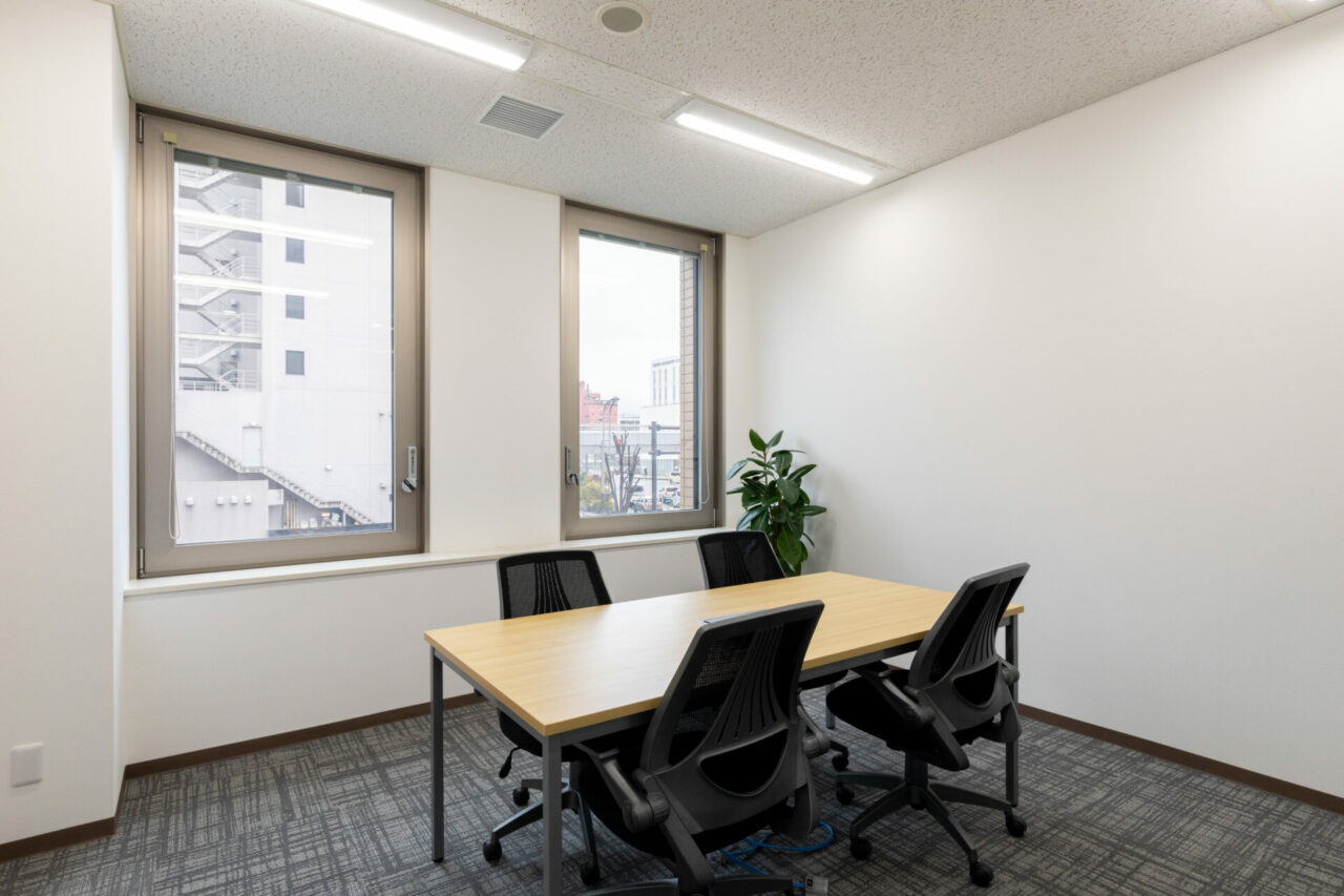 Regus_Regus Nagano_Small meeting room without people