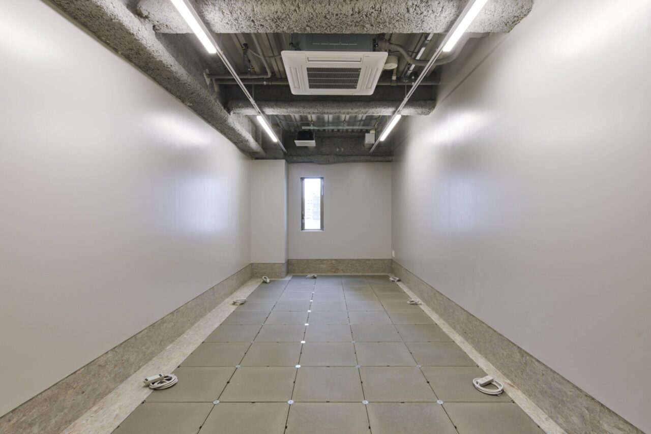 写真_プライベートオフィス_9名用_家具なし