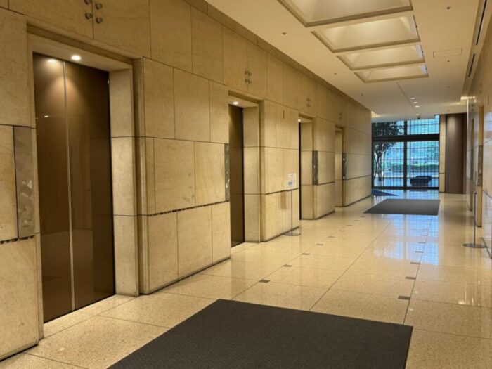 ニッセイアロマスクエアのエレベーターホール