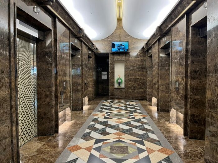ワールドビジネスガーデンエレベーターホール2
