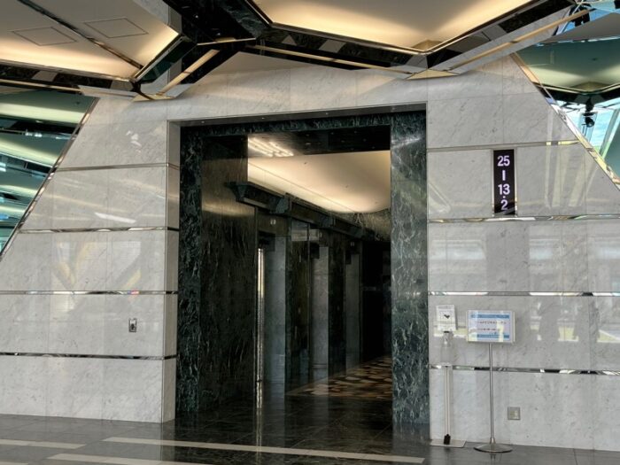ワールドビジネスガーデンエレベーターホール1