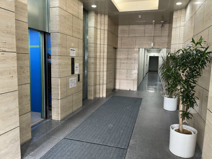 日新上野ビルエレベーターホール