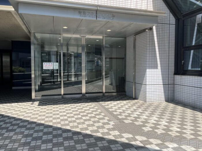 青海フロンティアビルのエントランス