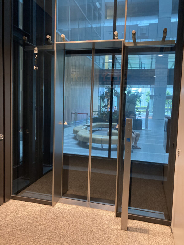 豊洲フロントのエレベーター