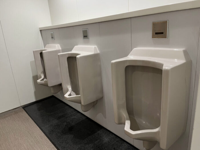 東京フロントテラス　男性用トイレ
