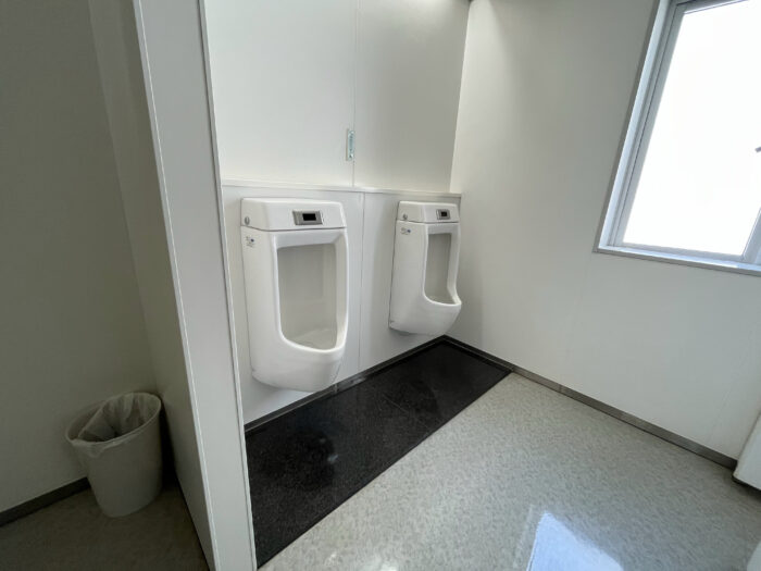 八丁堀岡谷ビルの男性トイレ