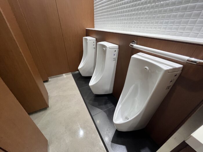 有楽町電気ビルヂング北館の男性トイレ