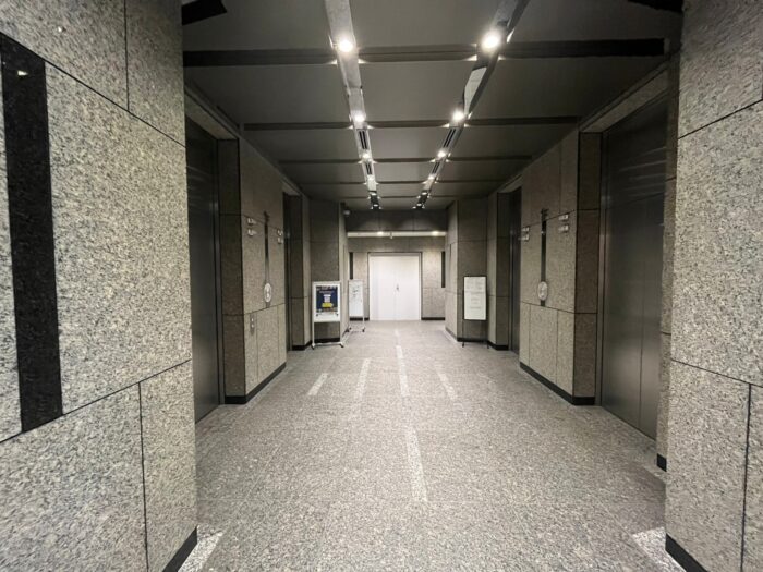 日本生命千葉駅前ビルのエレベーターホール