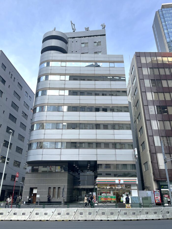 西新宿大京ビルの縦の外観