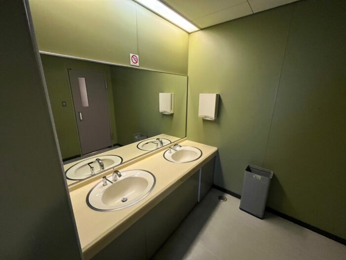 男性用トイレの手洗いスペース