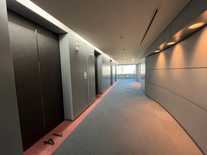 新宿エルタワーのエレベーターホール