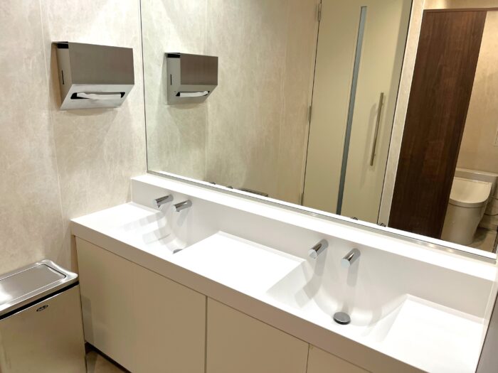 Yokohama Bayside Building男性用トイレ手洗いスペース