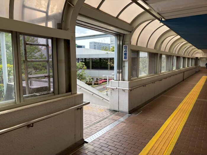 浜松町駅の南口東西自由通路